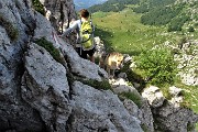 37 Traversino su roccia superato, ma poi su salto roccioso Dori chiede e riceve il nostro aiuto 